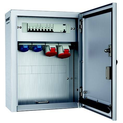 Offener Schaltschrank mit Leitungsschutzschaltern und blauen und roten Steckdosen für Industriegeräte im Inneren.