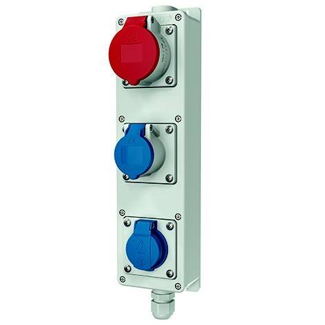 Vertikales industrielles Steckdosenpanel mit einer roten Steckdose oben und zwei blauen Steckdosen unten.