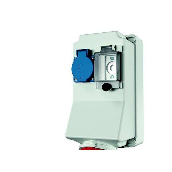 Eine weiße und blaue elektrische Steckdosenbox mit Schutzdeckel, an einer Wand montiert, für Außenstromanschlüsse.