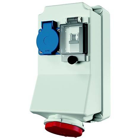 Wandmontierte elektrische Steckdosenbox mit blauen und durchsichtigen abgedeckten Steckdosen und einem roten Industriestecker am unteren Ende.