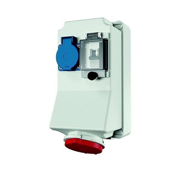 Eine wandmontierte elektrische Steckdose mit blauer Abdeckung und einem roten Knopf am unteren Ende, die für industrielle oder schwere Maschinenverbindungen verwendet wird.