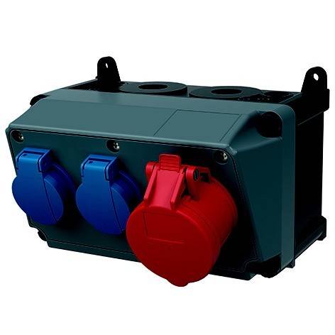 Elektrische Verteilerdose mit drei Steckdosen, zwei blaue und eine rote Steckdose mit Abdeckung auf dunklem Gehäuse