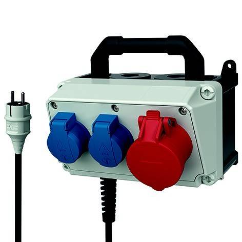 Tragbares Stromverteilungsgerät mit Griff, das zwei blaue Steckdosen, eine rote Steckdose und einen abnehmbaren Stecker an einem schwarzen Kabel zeigt.