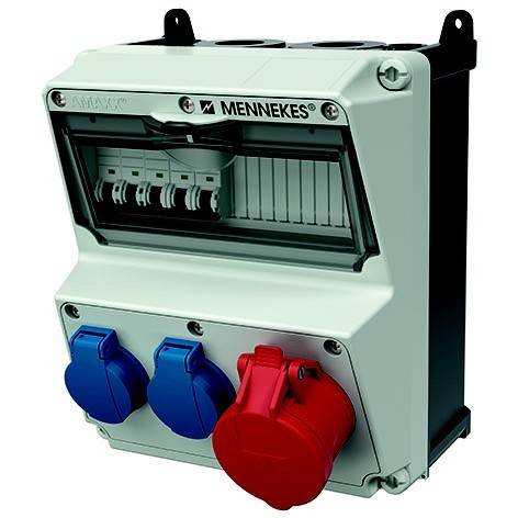 Wandmontierter Elektroverteiler mit transparenten Leitungsschutzschaltern und drei farbigen Steckdosen in Blau und Rot.