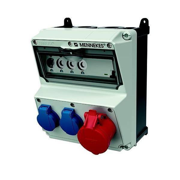 Elektrische Verteilerbox mit drei Steckdosen: zwei blaue und eine rote. Oben mit 'Mennekes' beschriftet. An einer Wand montiert.