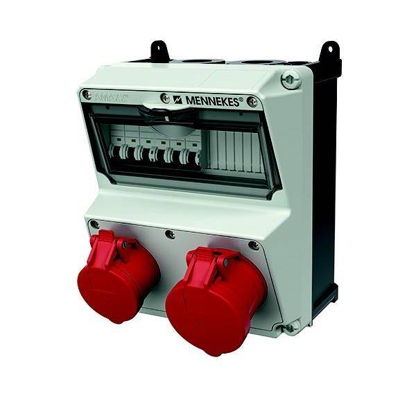 Ein industrielles Stromverteilungsfeld mit sechs Sicherungsautomaten und zwei roten Steckverbindern, verwendet zur Stromverteilung in industriellen Umgebungen.