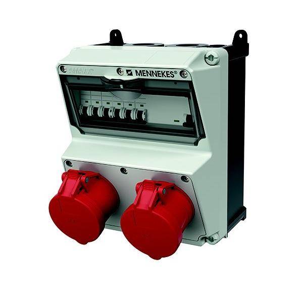 Elektrische Verteilerdose mit transparentem Deckel, beschriftet mit 'MENNEKES', mit zwei roten Industriesteckdosen.