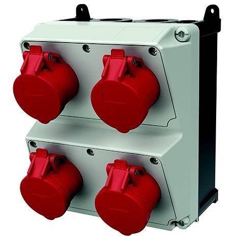Industrielle Stromverteilungsbox mit vier roten abgedeckten Steckdosen auf einem grau wandmontierten Gehäuse