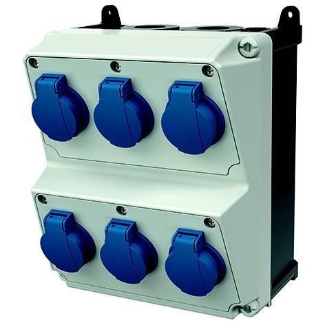 Industrielle Elektrosteckdosenbox mit sechs blauen Steckdosenschutzdeckeln, drei oben und drei unten, angebracht auf einer weißen Wandbox.