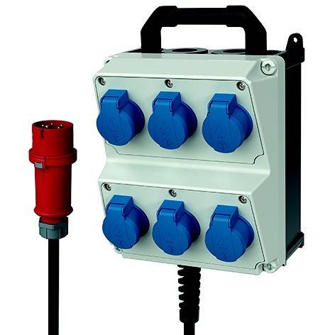 Tragbare Elektroverteilerdose mit sechs blauen Steckdosenschutzkappen und einem separaten roten Industrie-Stecker, verbunden durch ein Kabel.