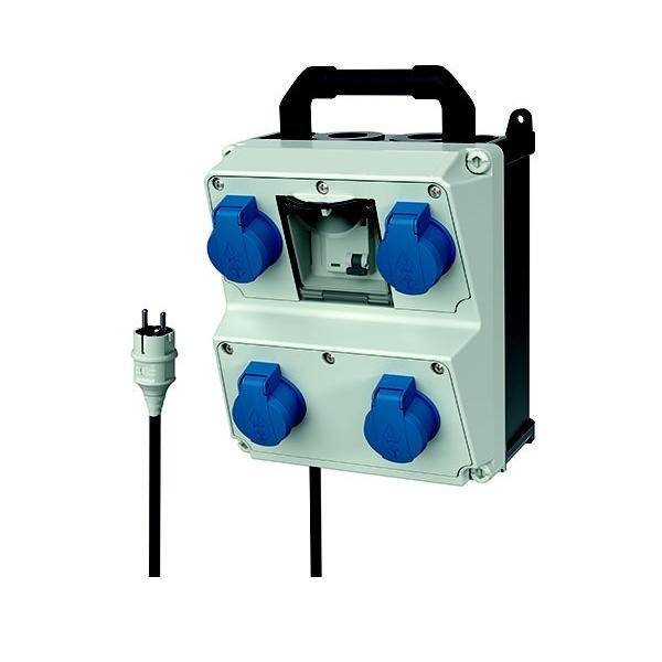 Tragbare Stromverteilungsbox mit vier blauen Steckdosen und einem Griff, gezeigt mit angeschlossenem Stecker auf weißem Hintergrund.