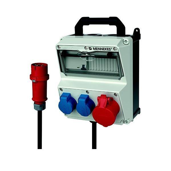 Tragbare elektrische Verteilerdose mit drei farbigen Steckdosen und einem roten Industriestecker angebracht.