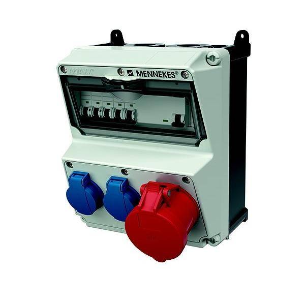 Eine elektrische Stromverteilungsbox mit einer transparenten Abdeckung, die Sicherungsautomaten zeigt, und drei Steckdosen: zwei blaue und eine rote.