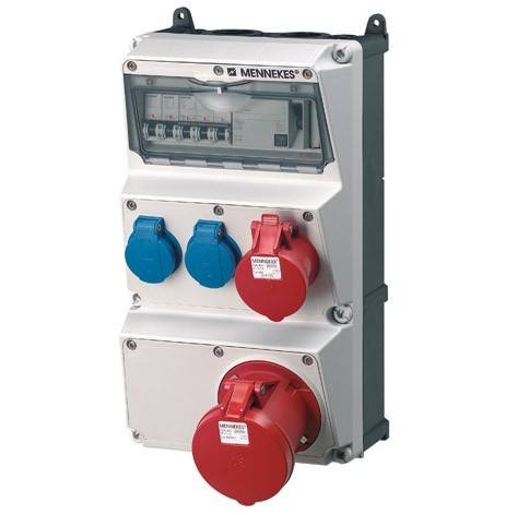 Industrielle elektrische Verteilungsbox mit transparenter Abdeckung, Schutzschaltern und drei blauen und roten Steckdosen mit Schutzvorrichtungen.