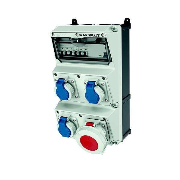 Wandmontierte elektrische Verteilerdose mit mehreren blauen und roten industriellen Steckdosen. Oben mit 'MENNEKES' beschriftet.
