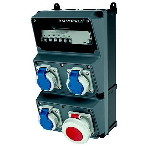Wandmontierte Elektroverteilerkästen mit MENNEKES-Kennzeichnung, Schutzschaltern und vier Industriesteckdosen mit blauen Abdeckungen sowie einer roten Notfall-Steckdose.