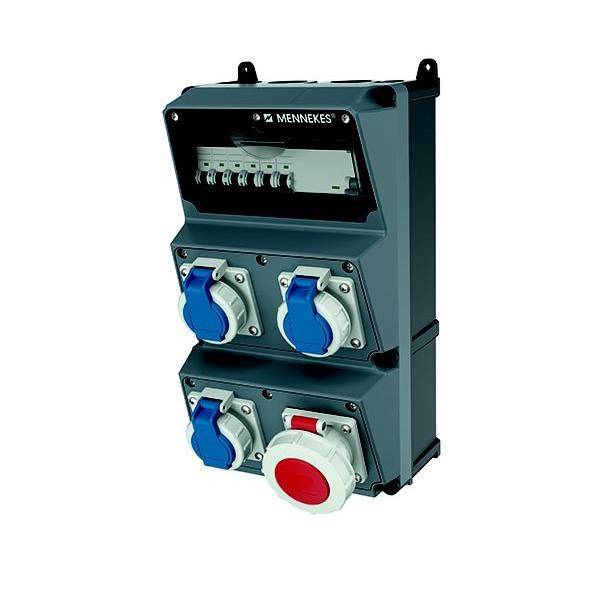 Wandmontierte Elektroverteilungsbox mit vier blauen Industriesteckdosen und einer roten Stromsteckdose, Marke MENNEKES.
