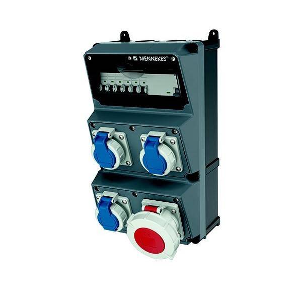 Wandmontierte MENNEKES Elektrosteckdosenbox mit vier Industrie-Steckdosen, zwei blau abgedeckten Steckdosen, einer blauen und einer rot/weißen Hochstrom-Steckdose.