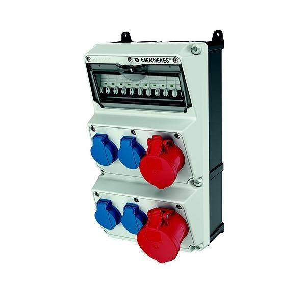 Eine Wandmontierte elektrische Verteilerdose mit acht Sicherungsautomaten, drei blauen Steckdosen und zwei roten Steckdosen für industrielle Anwendungen.