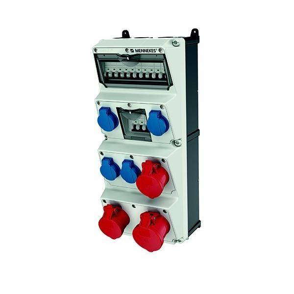 Weiße Elektroverteilungsanlage mit mehreren blauen und roten Steckdosen und Schutzschaltern auf einfachem Hintergrund.
