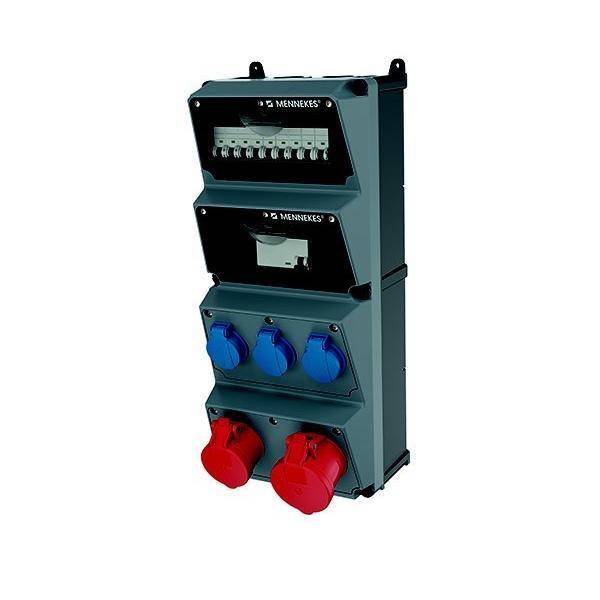 Wandmontierte Elektroverteilerdose mit Leitungsschutzschaltern und blauen sowie roten Steckdosen.