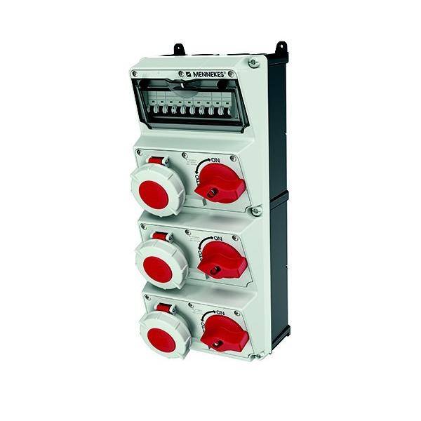 Eine wandmontierte elektrische Verteilerdose mit mehreren roten Drehschaltern und einer Reihe von Sicherungsautomaten, die zur Stromsteuerung verwendet wird.