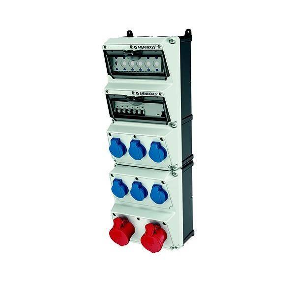 Verteilerdose mit mehreren Anschlüssen: drei Abschnitte, jeweils mit einer Reihe blauer und roter Steckdosen für elektrische Verbindungen.
