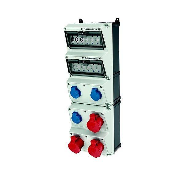 Ein großer, industrieller Stromverteilerschrank mit mehreren Steckdosen in Rot und Blau für elektrische Anschlüsse.