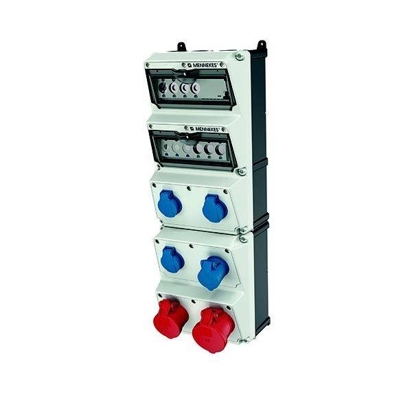 Wandmontierte Elektroverteilerdose mit zwei klarsichtabgedeckten Schalterabschnitten und mehreren blauen und roten industriellen Steckdosen.