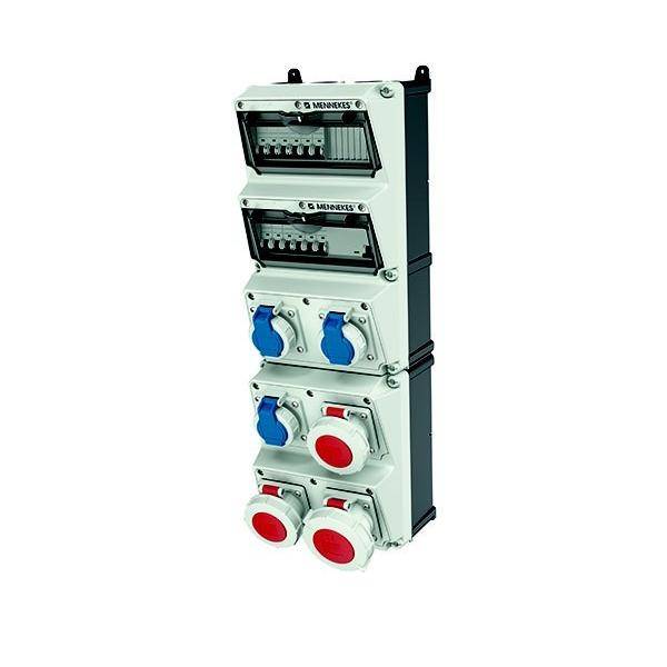 Ein gestapeltes elektrisches Steckdosenpanel mit drei Ebenen. Die oberen zwei Ebenen haben blaue Steckdosen, und die untere Ebene hat rote Steckdosen.