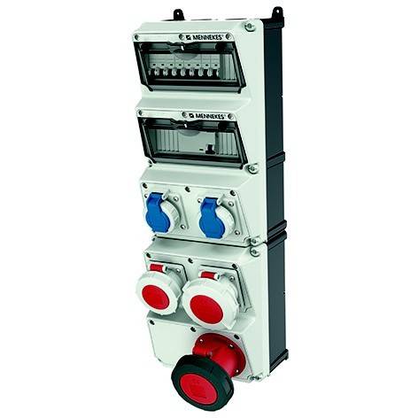 Wandmontierte industrielle Elektroverteilbox mit zwei transparenten Schutzschaltertafeln und mehreren blauen und roten Steckdosen.