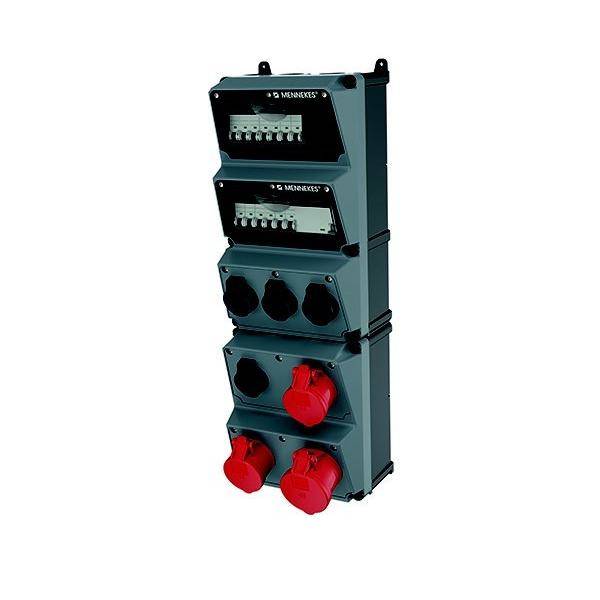 Gestapelte industrielle Elektrosteckdosenbox mit mehreren schwarzen Steckdosen und roten Stromverbindern auf weißem Hintergrund.