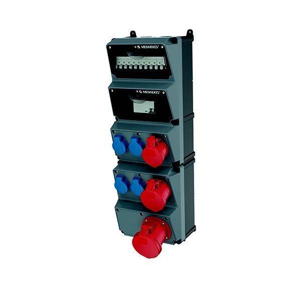 Industrielle elektrische Verteilerdose von 'Mennekes' mit mehreren blauen und roten Steckdosen, wahrscheinlich für verschiedene Stromverbindungen.