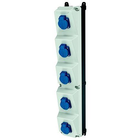 Vertikale industrielle Stromverteilerleiste mit fünf blau abgedeckten Steckdosen auf einem weiß-schwarzen Montagepanel.