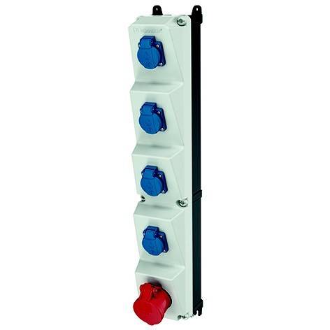 Vertikales industrielles Stromverteilungspanel mit vier blauen Steckdosen und einer roten Steckdose auf einem weißen Gehäuse.