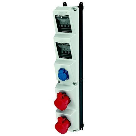 Vertikales Stromverteilungspaneel mit zwei abgedeckten Schaltermodulen und drei Industrie-Steckdosen, einschließlich einer blauen und zwei roten Steckdosen.
