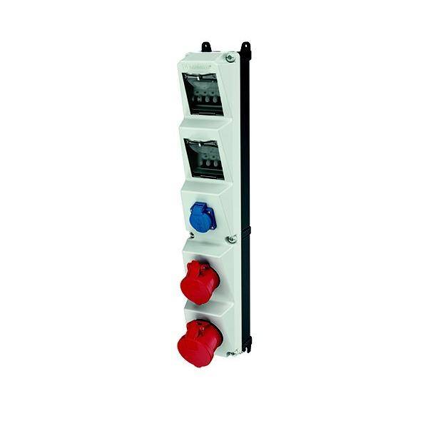 Elektrische Stromverteilungseinheit mit drei Steckdosenausgängen und Schutzabdeckungen; zwei rote, eine blaue, in einem vertikalen Gehäuse untergebracht.