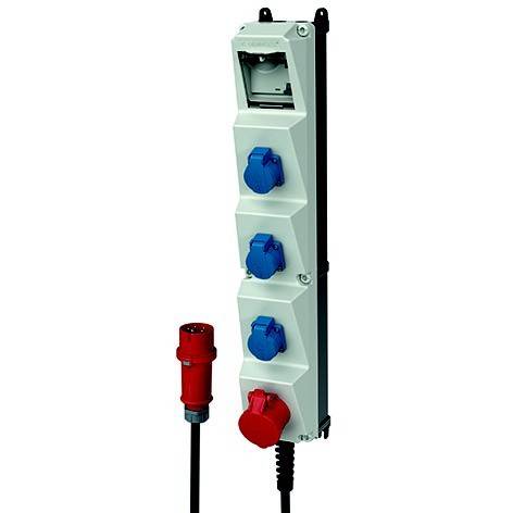 Industrielle Steckdosenleiste mit vier Steckdosen, drei blau und eine rot, plus ein roter Stecker an einem Kabel daneben