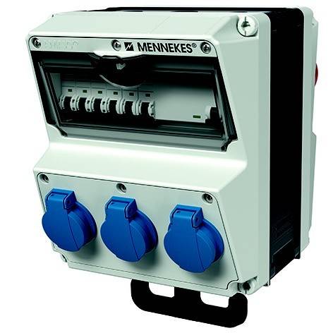 Wetterfeste MENNEKES Stromverteilungsbox mit drei blauen abgedeckten Steckdosen und einer Reihe von Leistungsschaltern hinter einer transparenten Frontplatte.