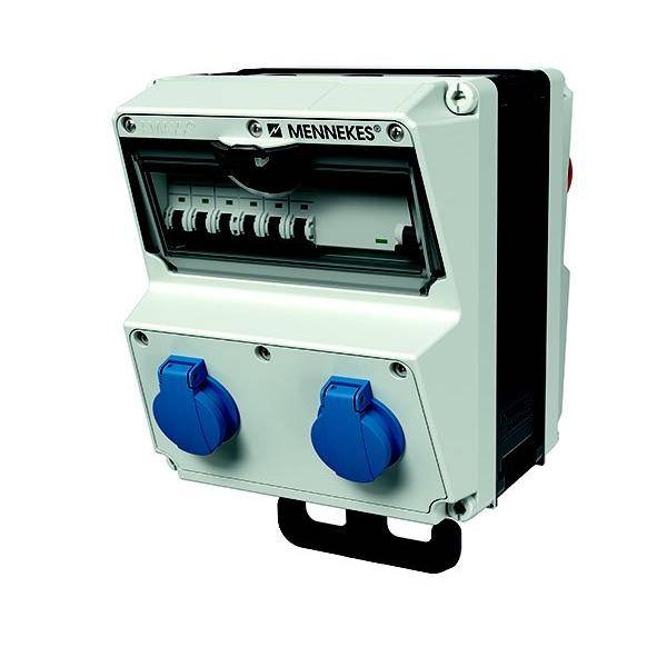 Eine weiße elektrische Stromverteilungseinheit mit einer Reihe von Sicherungsautomaten oben und zwei blauen Steckdosen unten.