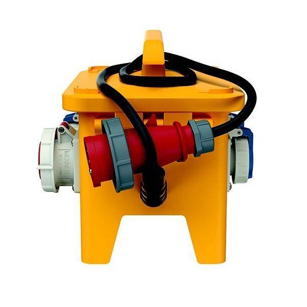 Gelbe tragbare Elektrosteckdosenbox mit mehreren seitlichen Steckdosen und einem angebrachten roten Stecker, gezeigt auf weißem Hintergrund.