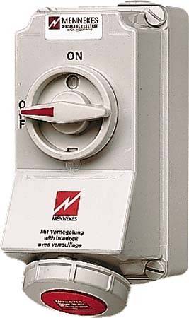 Ein Drehschalter in der 'Aus'-Position an einem elektrischen Gerät, mit einem roten Pfeilindikator und einem Logo darunter.