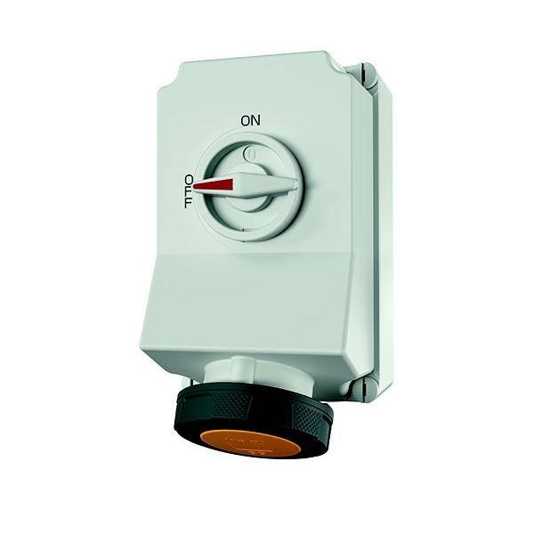 Eine weiße elektrische Schaltertafel mit schwarzer Grundfläche und einem kreisförmigen Hebel. Der Hebel befindet sich auf der Position des 'EIN' Labels, was bedeutet, dass der Strom eingeschaltet ist.