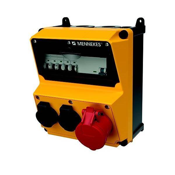 Eine orange und schwarze elektrische Verteilerdose mit mehreren Steckdosen und Sicherungsautomaten, auf der Vorderseite mit der Marke 'Mennekes' gekennzeichnet.