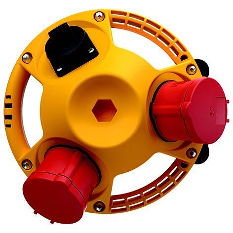Gelber industrieller Elektrostecker mit zwei rotgekappten Ausgängen und einer schwarzen Halterung, isoliert auf weißem Hintergrund dargestellt.