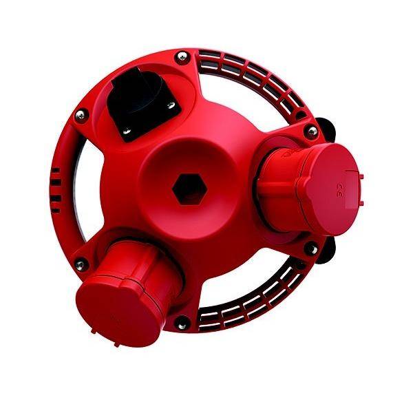Rotes kreisförmiges mechanisches Gerät mit drei zylindrischen Anschlüssen und einer zentralen Sechskantöffnung, auf weißem Hintergrund dargestellt.