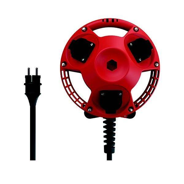 Ein roter, runder Steckdosenleiste mit drei Anschlüssen liegt neben einem schwarzen Stecker und einem aufgerollten Verlängerungskabel, entwickelt für bequemen elektrischen Zugang.