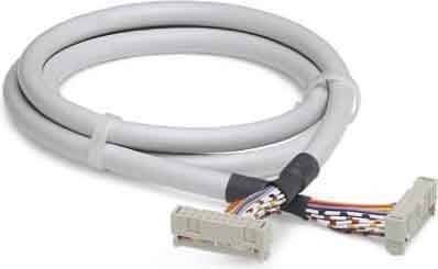Ein verschnörkelter, grauer elektronischer Kabel mit einem beigen Stecker an einem Ende, der mehrfarbige Innenleitungen an der Anschlussstelle zeigt.