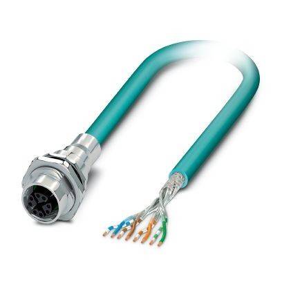 Türkisfarbenes Ethernet-Kabel mit einem Metallstecker an einem Ende und freiliegenden mehrfarbigen verdrillten Drähten am anderen Ende, isoliert auf weißem Hintergrund.