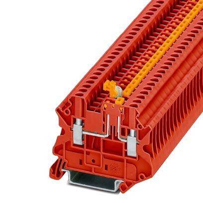 Ein roter und orangefarbener modularer Klemmenblock mit Metallverbindern, verwendet für elektrische Verkabelung, der die Verbindungen und Schlitze für Drähte zeigt.
